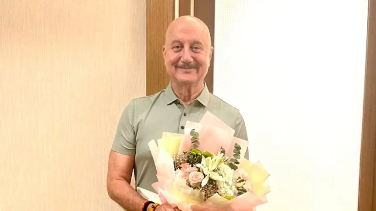 Anupam Kher replaces Mahatma Gandhi in fake currency notes; actor shares clip WATCH Anupam Kher replaces Mahatma Gandhi in fake currency notes; actor shares clip WATCH