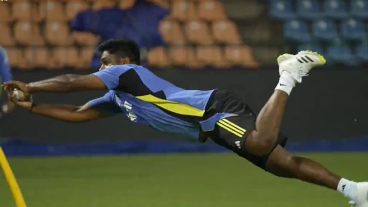 ബംഗ്ലാദേശിനെതിരെ ടി20യില് സ്ഥാനമുറപ്പിച്ച് സഞ്ജു! ഇഷാന് കിഷനേയും രാഹുലിനേയും പരിഗണിച്ചേക്കില്ല ബംഗ്ലാദേശിനെതിരെ ടി20യില് സ്ഥാനമുറപ്പിച്ച് സഞ്ജു! ഇഷാന് കിഷനേയും രാഹുലിനേയും പരിഗണിച്ചേക്കില്ല