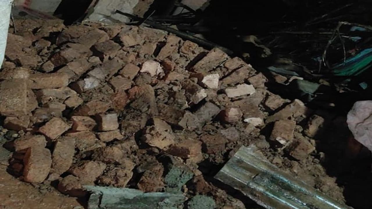 ಧಾರವಾಡ: ನಿರಂತರ ಮಳೆಗೆ ಜೋಪಡಿ ಮೇಲೆ ಗೋಡೆ ಕುಸಿತ, ಮೂವರಿಗೆ ಗಂಭೀರ ಗಾಯ ಧಾರವಾಡ: ನಿರಂತರ ಮಳೆಗೆ ಜೋಪಡಿ ಮೇಲೆ ಗೋಡೆ ಕುಸಿತ, ಮೂವರಿಗೆ ಗಂಭೀರ ಗಾಯ