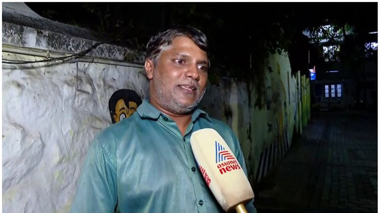 പൂന്തുറയിൽ കോവിലിൽ കയറി പൂജാരിയെ പൊലീസ് കസ്റ്റഡിയിൽ എടുത്തെന്ന് പരാതി; സംഭവം വൈകിട്ട് 5.30ന് പൂജയ്ക്കിടെ പൂന്തുറയിൽ കോവിലിൽ കയറി പൂജാരിയെ പൊലീസ് കസ്റ്റഡിയിൽ എടുത്തെന്ന് പരാതി; സംഭവം വൈകിട്ട് 5.30ന് പൂജയ്ക്കിടെ