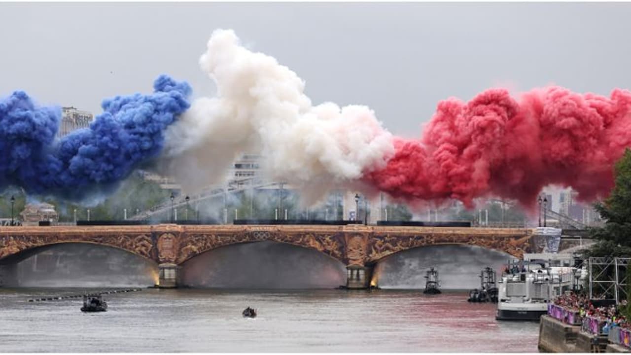 പാരിസ് ഒളിംപിക്സിന് അതിഗംഭീര തുടക്കം, ഇന്ത്യൻ പതാകയേന്തി സിന്ധുവും അചന്ത ശരത്കമലും പാരിസ് ഒളിംപിക്സിന് അതിഗംഭീര തുടക്കം, ഇന്ത്യൻ പതാകയേന്തി സിന്ധുവും അചന്ത ശരത്കമലും