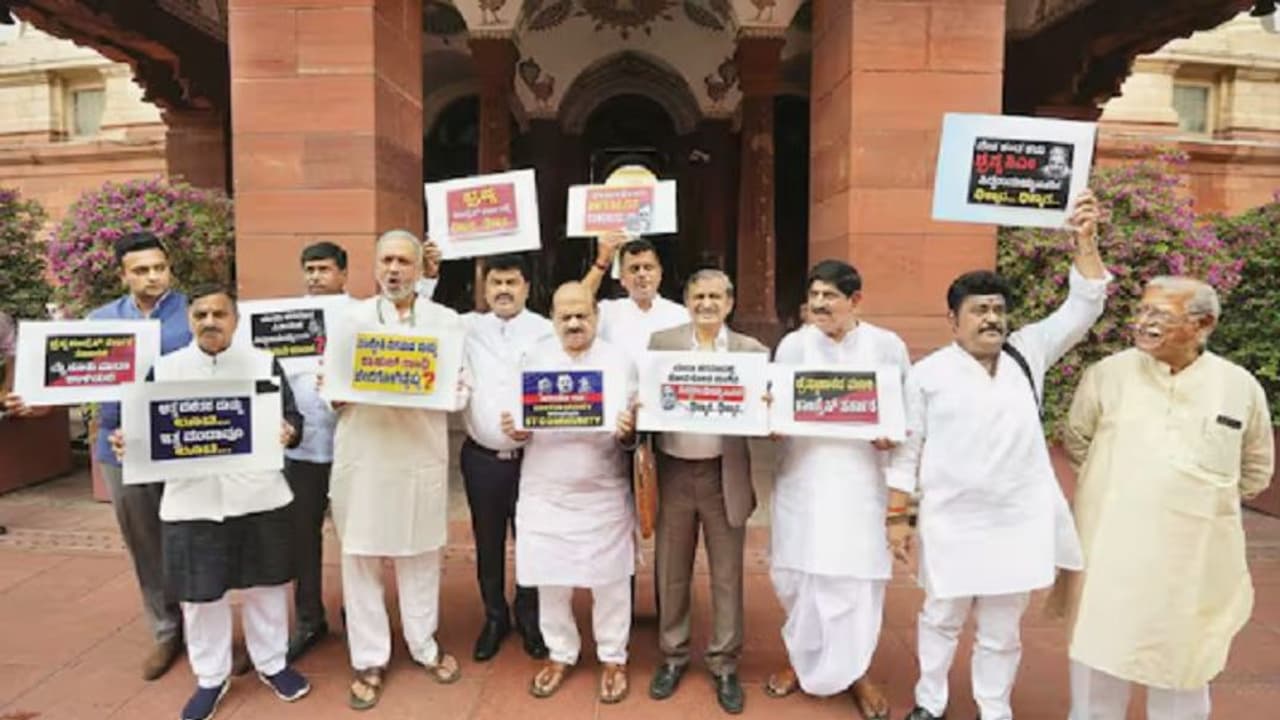 ಸಂಸತ್ನಲ್ಲೂ ವಾಲ್ಮೀಕಿ, ಮುಡಾ ಹಗರಣ ಕುರಿತು ತೀವ್ರ ಗದ್ದಲ: ಚರ್ಚೆಗೆ ಬಿಜೆಪಿ ಬಿಗಿಪಟ್ಟು ಸಂಸತ್ನಲ್ಲೂ ವಾಲ್ಮೀಕಿ, ಮುಡಾ ಹಗರಣ ಕುರಿತು ತೀವ್ರ ಗದ್ದಲ: ಚರ್ಚೆಗೆ ಬಿಜೆಪಿ ಬಿಗಿಪಟ್ಟು