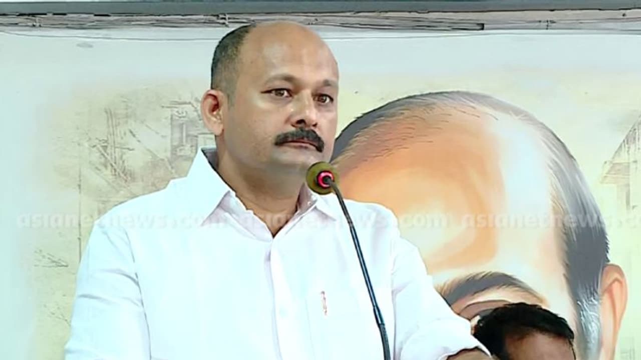 സിപിഎം ലെവി മാതൃക: എംപി എംഎൽഎമാരോട് ഓണറേറിയത്തിൻ്റെ വിഹിതം ആവശ്യപ്പെട്ട് എറണാകുളം ഡിസിസി സിപിഎം ലെവി മാതൃക: എംപി എംഎൽഎമാരോട് ഓണറേറിയത്തിൻ്റെ വിഹിതം ആവശ്യപ്പെട്ട് എറണാകുളം ഡിസിസി