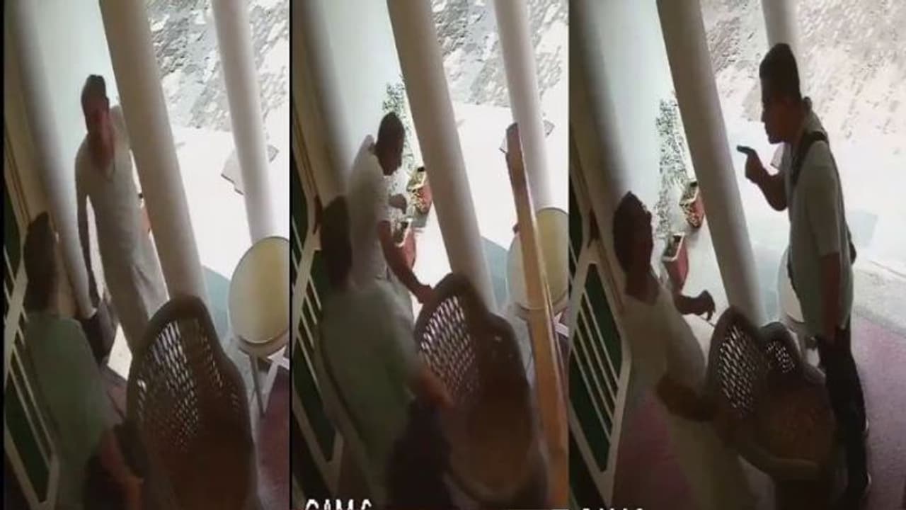 ವೃದ್ಧನ ಮೇಲೆ ಹಲ್ಲೆ; ಬಿಜೆಪಿ ಲೀಡರ್ ಮಗನ ಗೂಂಡಾಗಿರಿ ಸಿಸಿಟಿವಿಯಲ್ಲಿ ಸೆರೆ ವೃದ್ಧನ ಮೇಲೆ ಹಲ್ಲೆ; ಬಿಜೆಪಿ ಲೀಡರ್ ಮಗನ ಗೂಂಡಾಗಿರಿ ಸಿಸಿಟಿವಿಯಲ್ಲಿ ಸೆರೆ