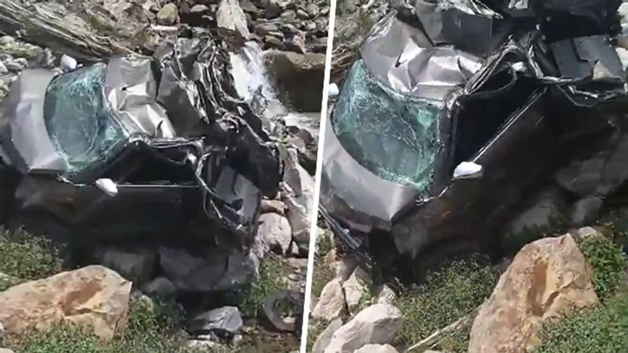 Anantnag accident: 5 children among 8 dead after car plunges into gorge (WATCH) Anantnag accident: 5 children among 8 dead after car plunges into gorge (WATCH)