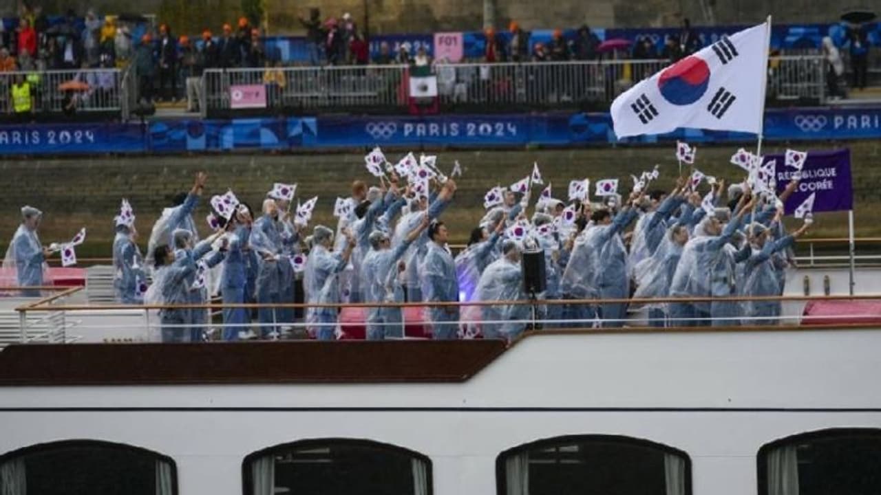 தொடக்க விழாவிலேயே நாட்டின் பெயரை தவறாக அறிவித்த சர்வதேச ஒலிம்பிக் கமிட்டி–பகிரங்கமாக மன்னிப்பு கேட்ட கமிட்டி!