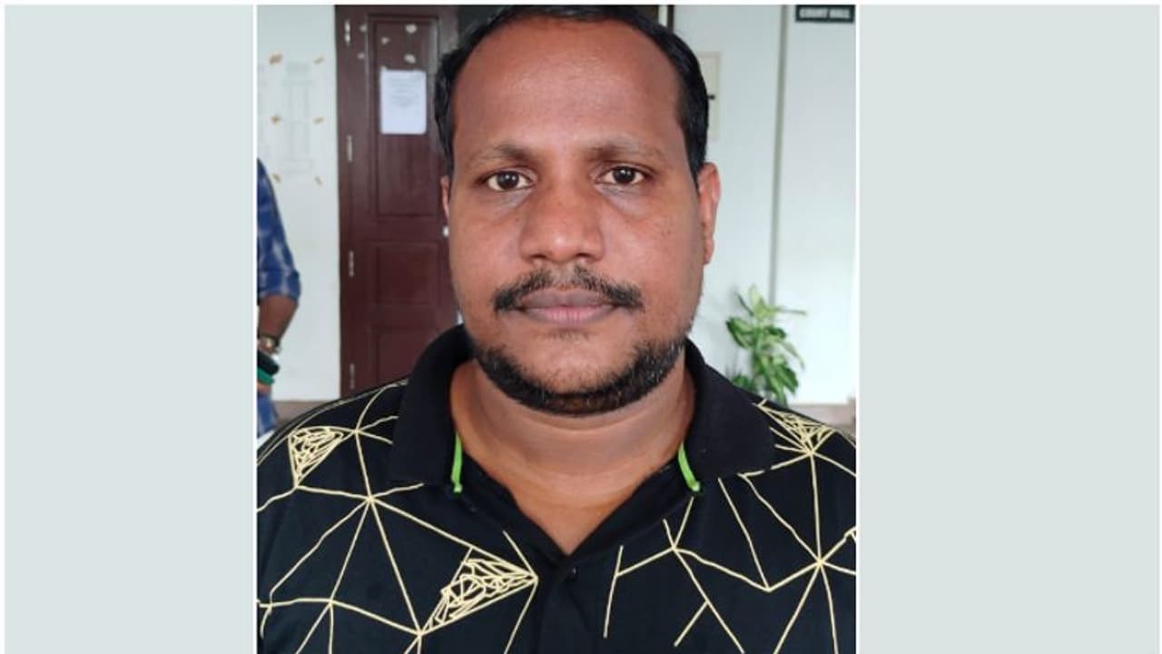 മൊബൈലില് അശ്ലീല ദൃശ്യങ്ങള് കാണിച്ച് പെണ്കുട്ടിയെ പീഡിപ്പിച്ച കേസ്; പ്രതിക്ക് 33 വര്ഷം കഠിന തടവ് മൊബൈലില് അശ്ലീല ദൃശ്യങ്ങള് കാണിച്ച് പെണ്കുട്ടിയെ പീഡിപ്പിച്ച കേസ്; പ്രതിക്ക് 33 വര്ഷം കഠിന തടവ്