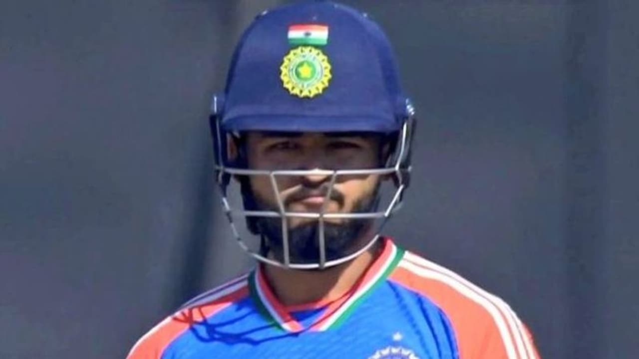 ആറ്റിറ്റ്യൂഡൊക്കെ കൊള്ളാം, പക്ഷെ ബാറ്റിംഗ്; സഞ്ജുവിന് പകരം പ്ലേയിംഗ് ഇലവനിലെത്തിയ റിയാന് പരാഗിന് ട്രോള് ആറ്റിറ്റ്യൂഡൊക്കെ കൊള്ളാം, പക്ഷെ ബാറ്റിംഗ്; സഞ്ജുവിന് പകരം പ്ലേയിംഗ് ഇലവനിലെത്തിയ റിയാന് പരാഗിന് ട്രോള്