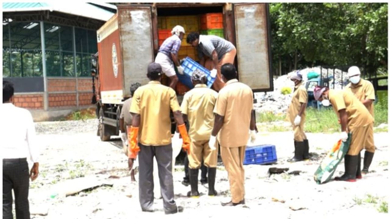 മത്സ്യാവശിഷ്ടങ്ങൾ കയറ്റിയ ലോറി പഞ്ചറായി; ദുര്ഗന്ധം സഹിക്കാനാവാതെ പരാതിയുമായി നാട്ടുകാർ, വെട്ടിലായി പൊലീസും മത്സ്യാവശിഷ്ടങ്ങൾ കയറ്റിയ ലോറി പഞ്ചറായി; ദുര്ഗന്ധം സഹിക്കാനാവാതെ പരാതിയുമായി നാട്ടുകാർ, വെട്ടിലായി പൊലീസും