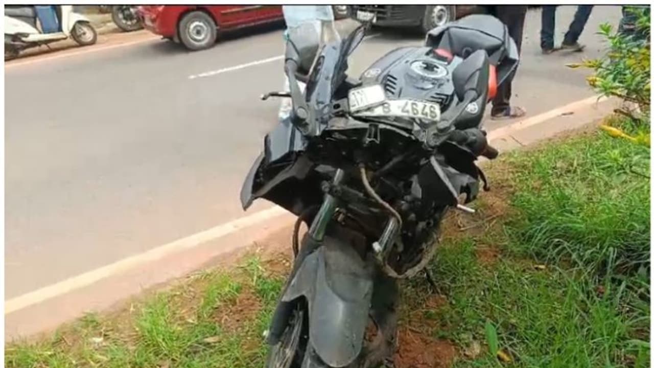 சென்னையில் ரேஸ் பைக் மோதியதில் தூக்கி வீசப்பட்ட போக்குவரத்து காவலர் துடிதுடித்து பலி