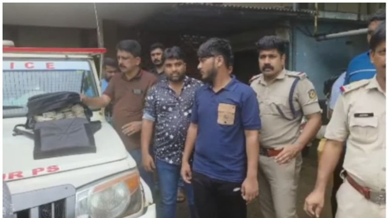 ട്രെയിനിറങ്ങി വരികയായിരുന്ന യുവാക്കളുടെ പെരുമാറ്റത്തിൽ സംശയം, ബാഗ് പരിശോധിച്ചപ്പോൾ രേഖകളില്ലാതെ 46 ലക്ഷം രൂപ ട്രെയിനിറങ്ങി വരികയായിരുന്ന യുവാക്കളുടെ പെരുമാറ്റത്തിൽ സംശയം, ബാഗ് പരിശോധിച്ചപ്പോൾ രേഖകളില്ലാതെ 46 ലക്ഷം രൂപ