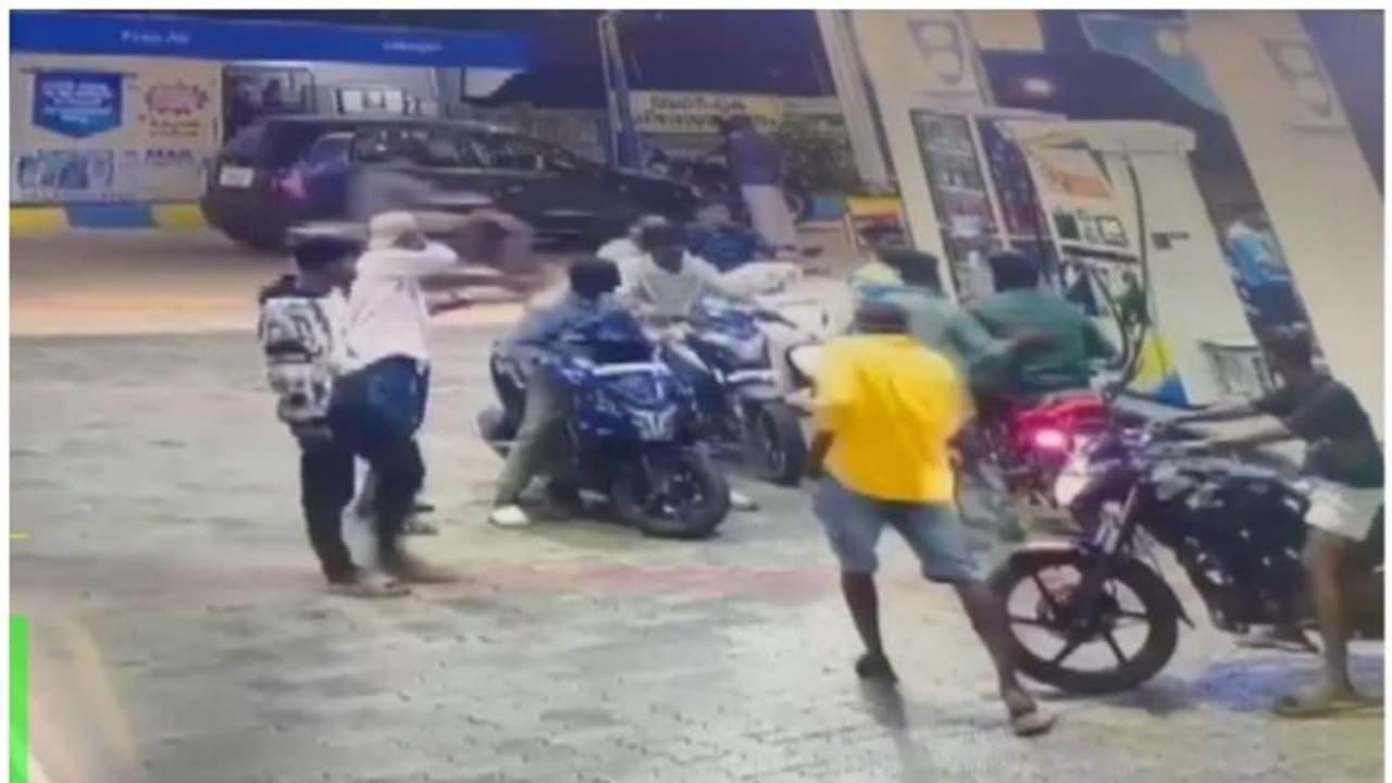 പെട്രോള് നിറച്ചതിന്റെ പണം ചോദിച്ചതിന് ആക്രമണം; അഞ്ച് പ്രതികള് കൂടി അറസ്റ്റില്, 2 പേര് ഇപ്പോഴും ഒളിവില് പെട്രോള് നിറച്ചതിന്റെ പണം ചോദിച്ചതിന് ആക്രമണം; അഞ്ച് പ്രതികള് കൂടി അറസ്റ്റില്, 2 പേര് ഇപ്പോഴും ഒളിവില്