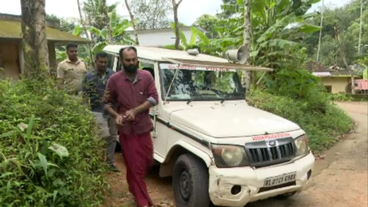 ഉച്ചത്തിൽ പാട്ടുവെച്ചതിന് ഉറ്റസുഹൃത്തായ അയൽവാസിയെ വീട്ടിൽ കയറി വെട്ടി; സംഭവം ഒരുമിച്ചിരുന്ന് മദ്യപിച്ച ശേഷം