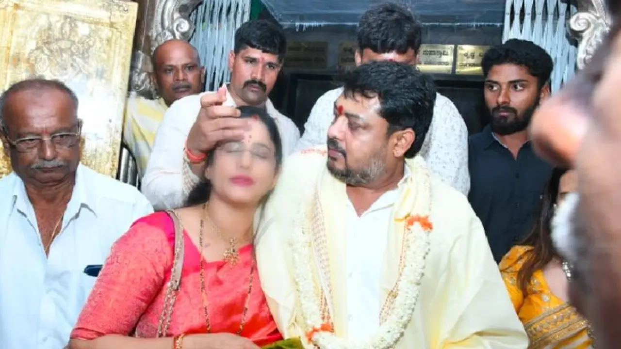 ಚಾಮುಂಡೇಶ್ವರಿ ಗರ್ಭಗುಡಿಯಲ್ಲೇ ಪ್ರವಾಸೋದ್ಯಮ ಇಲಾಖೆ ಜಂಟಿ ನಿರ್ದೇಶಕಿ ಹಣೆಗೆ ಕುಂಕುಮ ಇಟ್ಟ ಸಂಸದ!