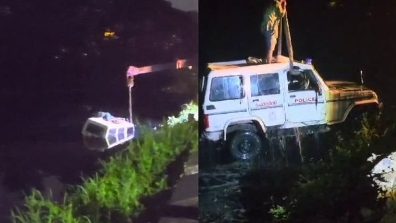 വാഹനത്തിന് സൈഡ് കൊടുക്കുന്നതിനിടെ പൊലീസ് ജീപ്പ് പാർവ്വതി പുത്തനാറിലേക്ക് മറിഞ്ഞു വാഹനത്തിന് സൈഡ് കൊടുക്കുന്നതിനിടെ പൊലീസ് ജീപ്പ് പാർവ്വതി പുത്തനാറിലേക്ക് മറിഞ്ഞു