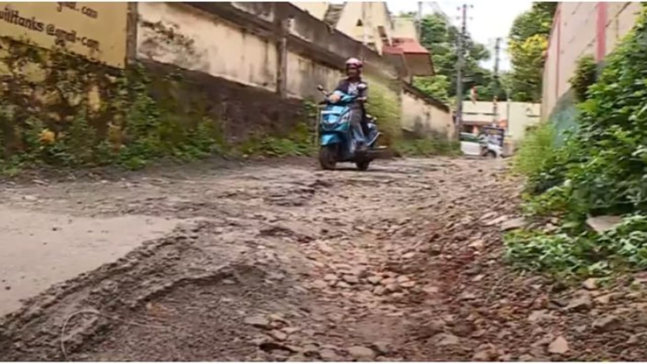 ജല അതോറിറ്റി പൈപ്പിടാനായി കുഴിച്ച റോഡ് കുളമായി; ജനങ്ങൾ ദുരിതത്തിലായിട്ട് രണ്ട് വർഷം ജല അതോറിറ്റി പൈപ്പിടാനായി കുഴിച്ച റോഡ് കുളമായി; ജനങ്ങൾ ദുരിതത്തിലായിട്ട് രണ്ട് വർഷം