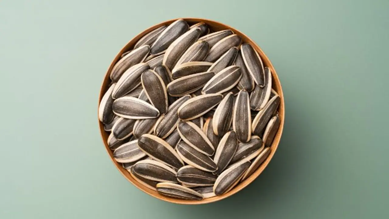 പതിവായി ഒരു സ്പൂണ് സൂര്യകാന്തി വിത്തുകൾ കഴിക്കൂ, അറിയാം ഗുണങ്ങള് പതിവായി ഒരു സ്പൂണ് സൂര്യകാന്തി വിത്തുകൾ കഴിക്കൂ, അറിയാം ഗുണങ്ങള്