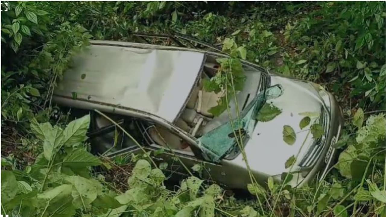 കോഴിക്കോട് തൊട്ടിൽപ്പാലം ചാപ്പൻതോട്ടത്തിൽ കാർ കൊക്കയിലേക്ക് മറിഞ്ഞു; 2 പേർക്ക് പരിക്ക് കോഴിക്കോട് തൊട്ടിൽപ്പാലം ചാപ്പൻതോട്ടത്തിൽ കാർ കൊക്കയിലേക്ക് മറിഞ്ഞു; 2 പേർക്ക് പരിക്ക്