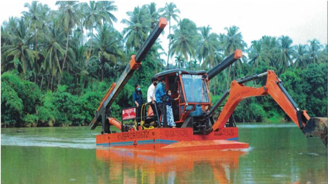 കർണ്ണാടക കളക്ടർ വിവരം തേടി; തൃശൂരിലെ മെഷീൻ ഓപ്പറേറ്റർമാർ ഷിരൂരിലേക്ക്; നദിയിൽ ഉറപ്പിക്കാനാവുമോയെന്ന് പരിശോധന