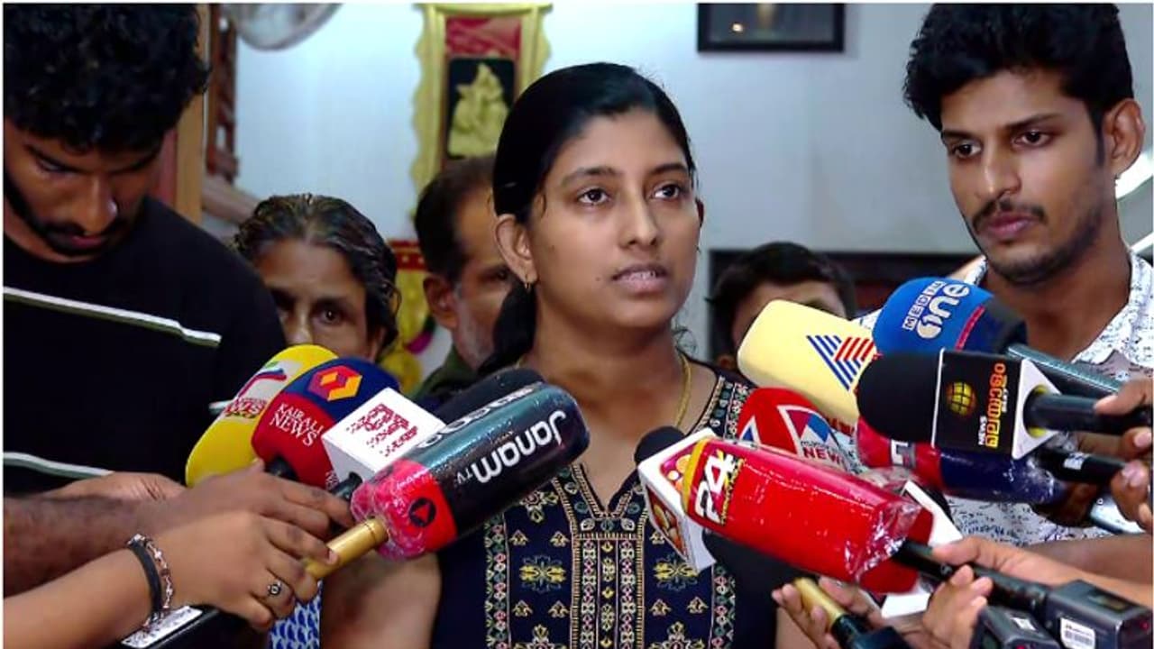 അർജുനായുള്ള തെരച്ചിൽ നിർത്തരുത്, എല്ലാവരുടേയും പിന്തുണ ഇനിയും വേണം; അർജുൻ്റെ സഹോദരി അഞ്ജു