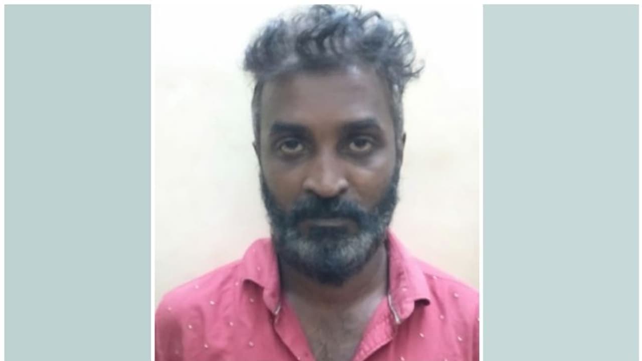 കല്ലമ്പലത്ത് കക്കൂസ് മാലിന്യം തോട്ടിൽ ഒഴുക്കി; ടാങ്കർ ലോറി ഡ്രൈവറെ പിടികൂടി നാട്ടുകാർ കല്ലമ്പലത്ത് കക്കൂസ് മാലിന്യം തോട്ടിൽ ഒഴുക്കി; ടാങ്കർ ലോറി ഡ്രൈവറെ പിടികൂടി നാട്ടുകാർ