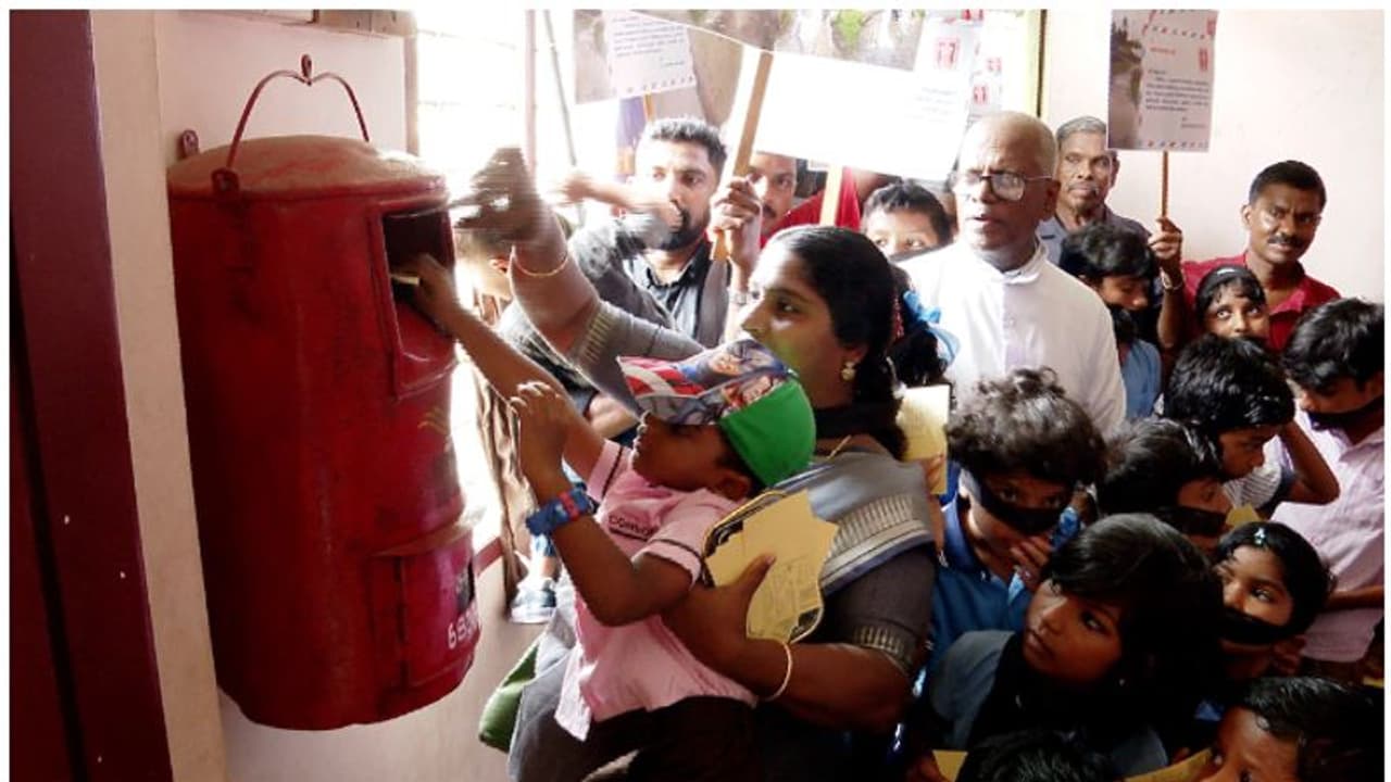 തെന്നിവീഴാതെ നടക്കാൻ റോഡും ആടിയുലയാത്ത പാലവും വേണം; മുഖ്യമന്ത്രിക്കും പ്രതിപക്ഷ നേതാവിനും കത്തയച്ച് നാട്ടുകാർ