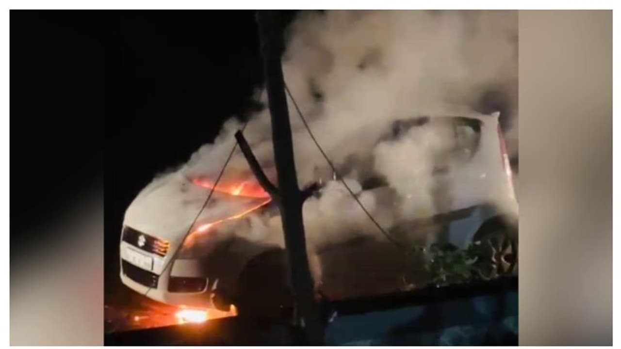 ഓടിക്കൊണ്ടിരുന്ന കാറിന് തീപിടിച്ചു, യാത്രക്കാർ രക്ഷപ്പെട്ടത് തലനാരിഴക്ക് ഓടിക്കൊണ്ടിരുന്ന കാറിന് തീപിടിച്ചു, യാത്രക്കാർ രക്ഷപ്പെട്ടത് തലനാരിഴക്ക്