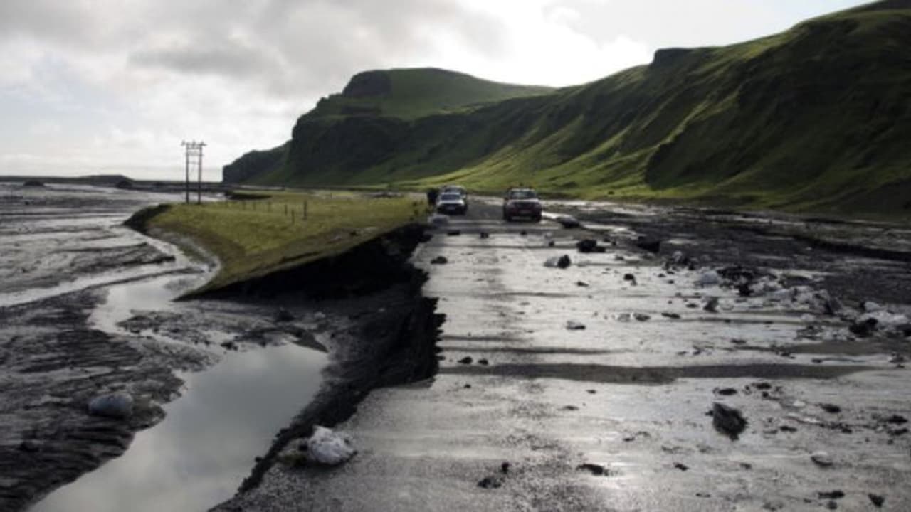 ഹിമാനി ഉരുകി വെള്ളം കുതിച്ചെത്തി, മിന്നൽ പ്രളയത്തിൽ വലഞ്ഞ് ഐസ്‍ലൻഡ്, റോഡും പാലവും മുങ്ങിയ നിലയിൽ