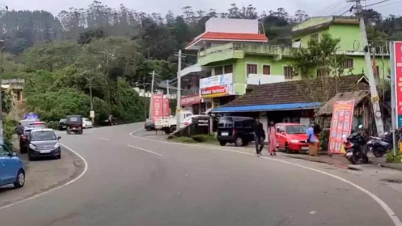 പീരുമേട്ടിൽ പുലിക്ക് പിന്നാലെ കരടിയും; വീട്ടുമുറ്റത്തെത്തിയ കരടിയിൽ നിന്ന് രാജൻ രക്ഷപ്പെട്ടത് തലനാരിഴയ്ക്ക് പീരുമേട്ടിൽ പുലിക്ക് പിന്നാലെ കരടിയും; വീട്ടുമുറ്റത്തെത്തിയ കരടിയിൽ നിന്ന് രാജൻ രക്ഷപ്പെട്ടത് തലനാരിഴയ്ക്ക്