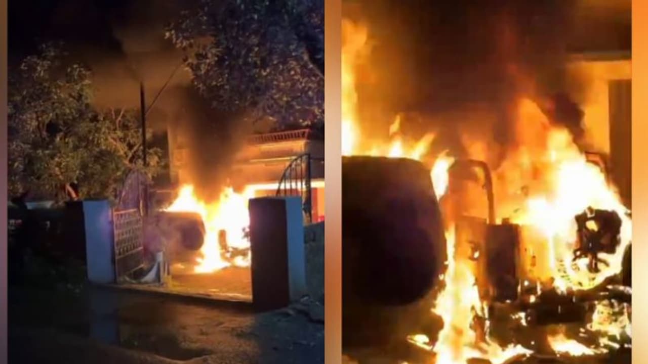 വീടിന് മുന്നിൽ നിര്ത്തിയിട്ടിരുന്ന വാഹനങ്ങൾക്ക് തീപിടിച്ചു: മഹീന്ദ്ര ഥാർ, ബൊലേറോ എന്നിവ പൂര്ണമായും നശിച്ചു വീടിന് മുന്നിൽ നിര്ത്തിയിട്ടിരുന്ന വാഹനങ്ങൾക്ക് തീപിടിച്ചു: മഹീന്ദ്ര ഥാർ, ബൊലേറോ എന്നിവ പൂര്ണമായും നശിച്ചു