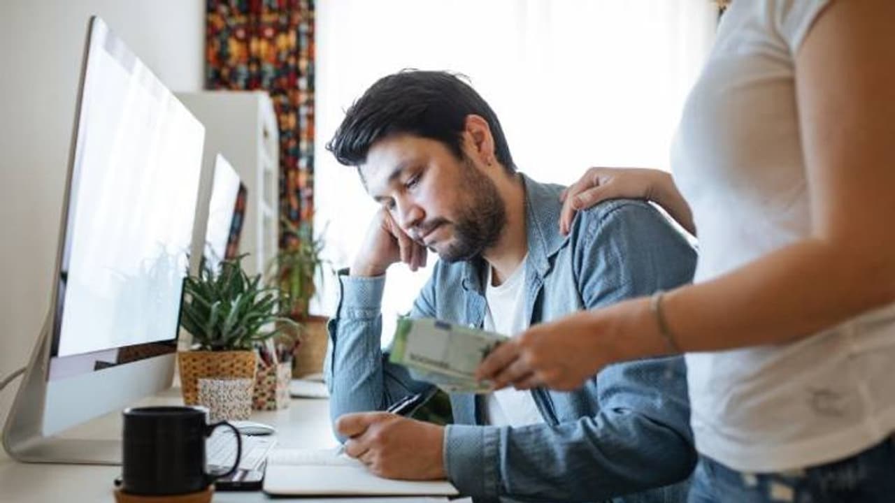 ശമ്പളം മൊത്തം ഭാര്യയെ ഏൽപ്പിക്കും, പോക്കറ്റ് മണി നൽകുന്നതുപോലും ഭാര്യ; ഈ നാട്ടിലുണ്ട് ഇങ്ങനെയൊരു രീതി