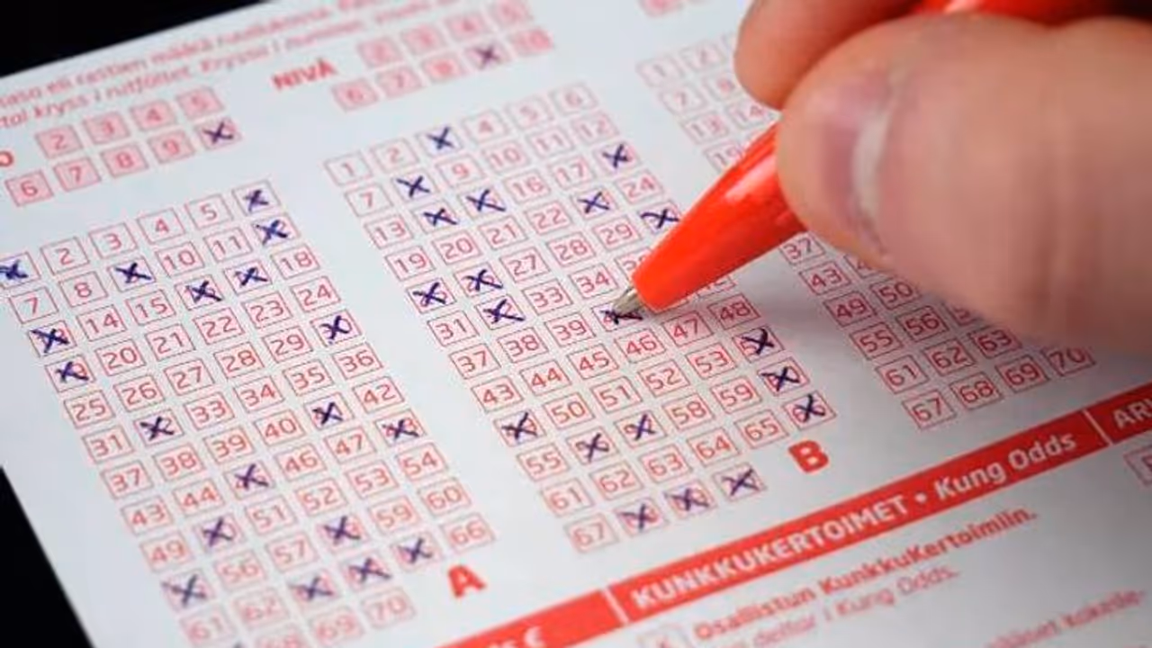 ചവറ്റുകൊട്ടയിലിട്ട ഭാഗ്യം, 1.7 കോടി രൂപ, ഭർത്താവിന്റെ ചെറിയ സംശയത്തിൽ നിന്നും വലിയ സർപ്രൈസ് ചവറ്റുകൊട്ടയിലിട്ട ഭാഗ്യം, 1.7 കോടി രൂപ, ഭർത്താവിന്റെ ചെറിയ സംശയത്തിൽ നിന്നും വലിയ സർപ്രൈസ്