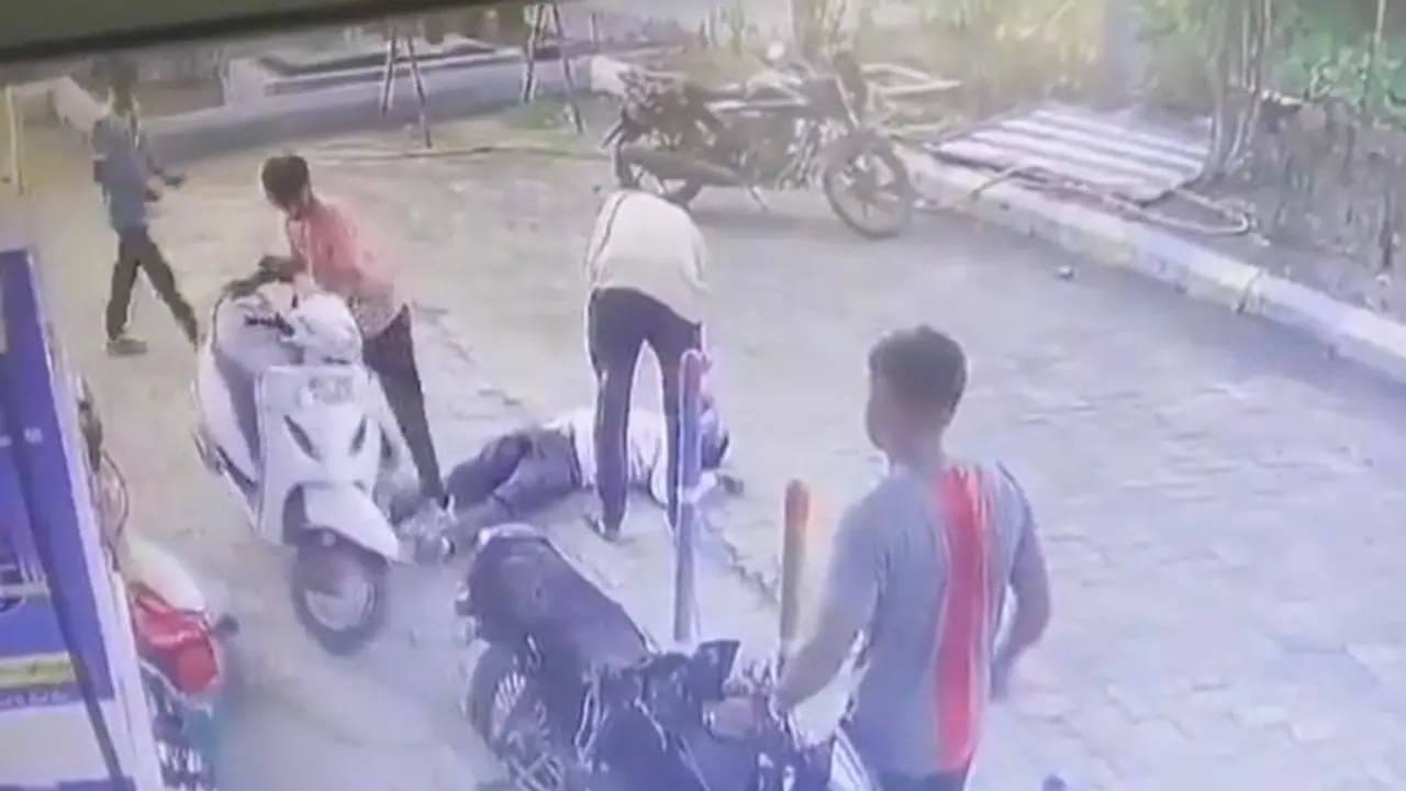 ಪೆಟ್ರೋಲ್ ತುಂಬಿಸಲು ಕಾಯುತ್ತಿದ್ದ ಶಿಕ್ಷಕನಿಗೆ ದಿಢೀರ್ ಹೃದಯಾಘಾತ, ಸಿಸಿವಿಯಲ್ಲಿ ಕೊನೆ ಕ್ಷಣ ಸೆರೆ!