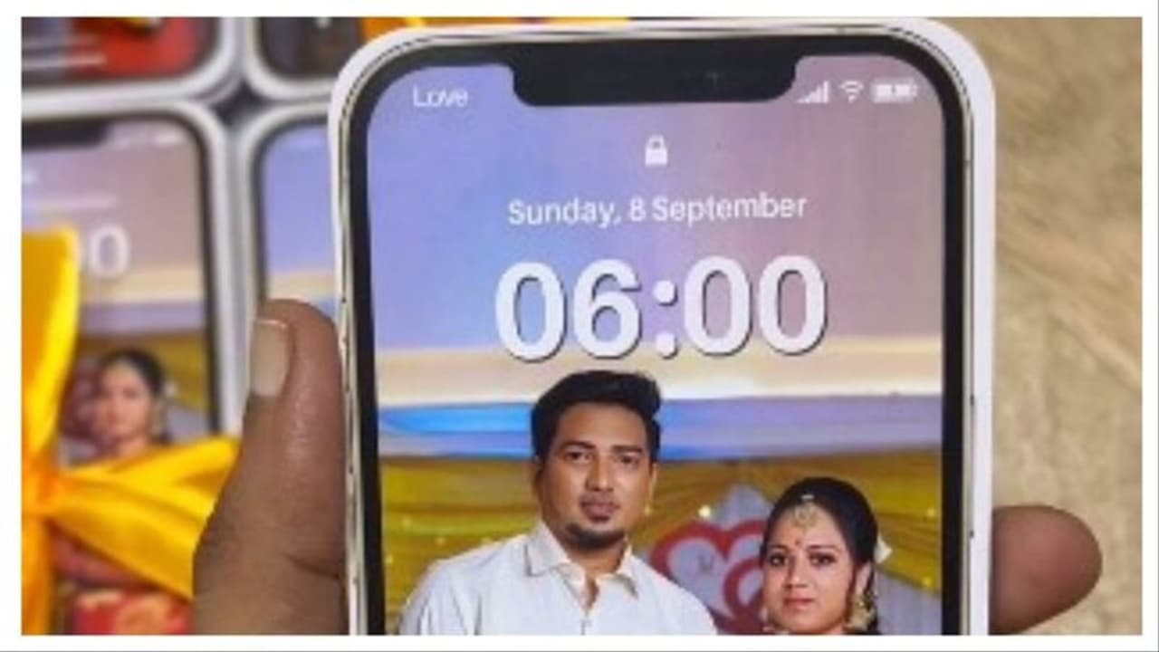 வெறித்தனமான ஐபோன் ரசிகரின் திருமண அழைப்பிதழ்! ட்ரெண்டிங்கில் கலக்கும் விசாகப்பட்டினம் ஜோடி!
