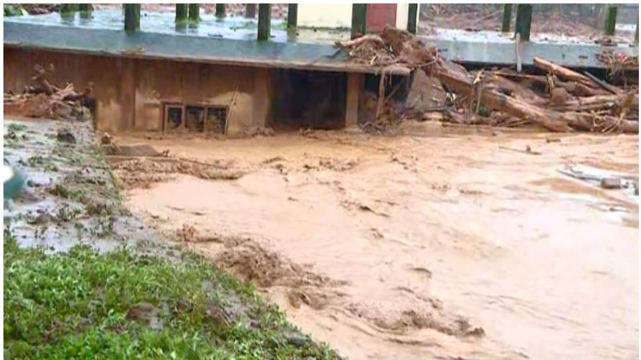 രക്ഷാപ്രവര്ത്തനം നടത്തുന്നതിനിടെ വീണ്ടും മണ്ണിടിച്ചിൽ; വെള്ളാർമല ജിവിഎച്ച്എസ് പൂർണമായി മുങ്ങി, നടുങ്ങി നാട് രക്ഷാപ്രവര്ത്തനം നടത്തുന്നതിനിടെ വീണ്ടും മണ്ണിടിച്ചിൽ; വെള്ളാർമല ജിവിഎച്ച്എസ് പൂർണമായി മുങ്ങി, നടുങ്ങി നാട്