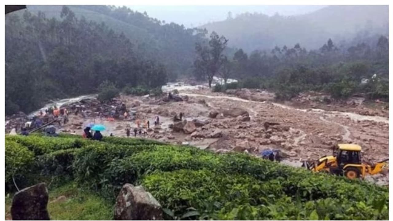 ಕೇರಳದಲ್ಲಿ ಭೀಕರ ಭೂಕುಸಿತ, 40ಕ್ಕೂ ಹೆಚ್ಚು ಮಂದಿ ಬಲಿ! 100ಕ್ಕೂ ಹೆಚ್ಚು ಮಂದಿ ಕಣ್ಮರೆ!