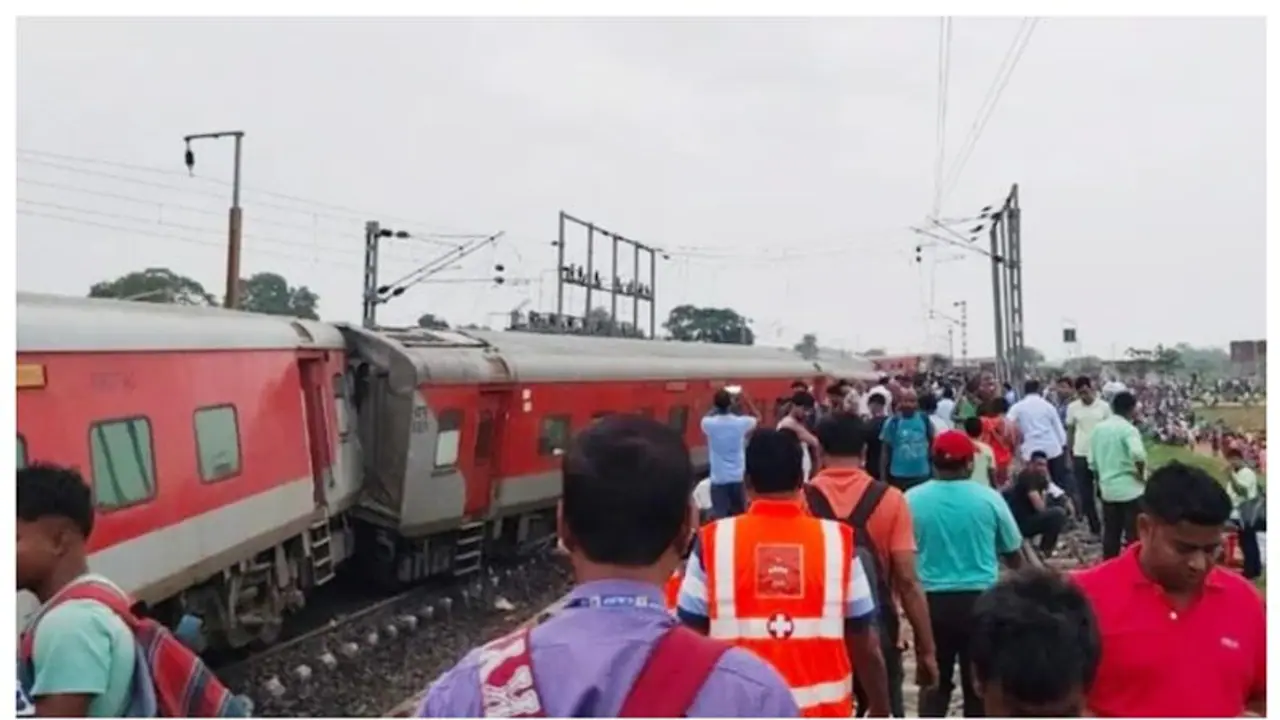 ಮುಂಬೈ ಹೌರಾ ಪ್ರಯಾಣಿಕರ ರೈಲು ಅಪಘಾತ, ಕನಿಷ್ಠ ಇಬ್ಬರು ಬಲಿ, 20 ಮಂದಿಗೆ ಗಾಯ ಮುಂಬೈ ಹೌರಾ ಪ್ರಯಾಣಿಕರ ರೈಲು ಅಪಘಾತ, ಕನಿಷ್ಠ ಇಬ್ಬರು ಬಲಿ, 20 ಮಂದಿಗೆ ಗಾಯ