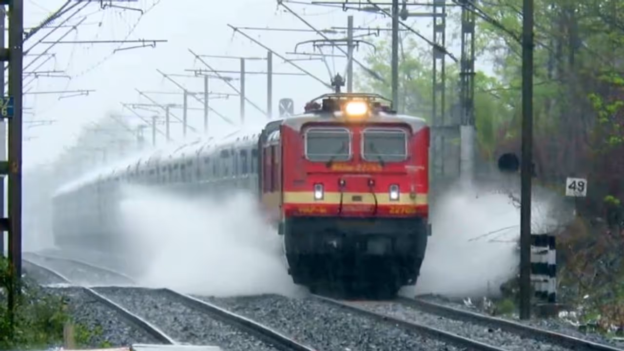 கனமழையால் ரயில் ரத்து.. டிக்கெட் பணம் திரும்ப கிடைக்குமா? ரயில்வேயின் இந்த விதி தெரியுமா?