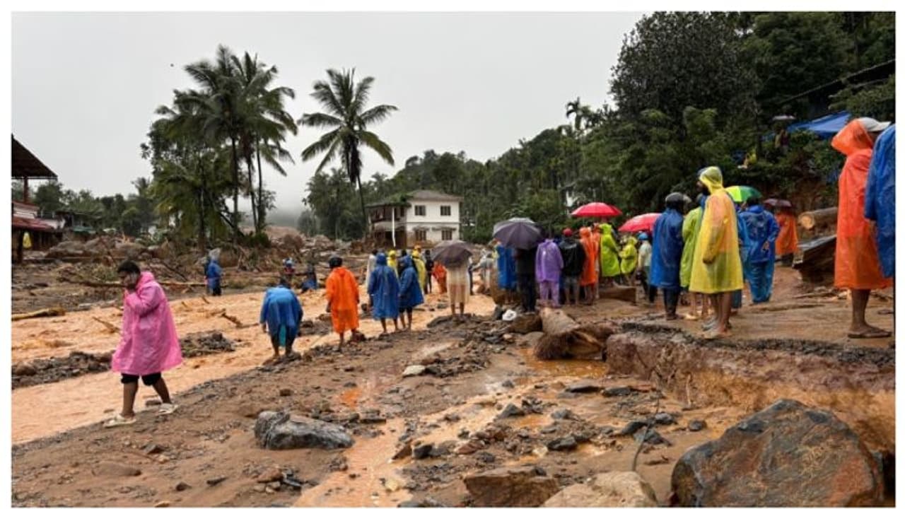 ഉരുൾപൊട്ടൽ കേന്ദ്രത്തിൽ നിന്ന് 4 കി. മീ വരെ വൈദ്യുതിബന്ധം പുനഃസ്ഥാപിച്ചു; പ്രവർത്തനം ഏറെ ശ്രമകരമെന്ന് കെഎസ്ഇബി ഉരുൾപൊട്ടൽ കേന്ദ്രത്തിൽ നിന്ന് 4 കി. മീ വരെ വൈദ്യുതിബന്ധം പുനഃസ്ഥാപിച്ചു; പ്രവർത്തനം ഏറെ ശ്രമകരമെന്ന് കെഎസ്ഇബി
