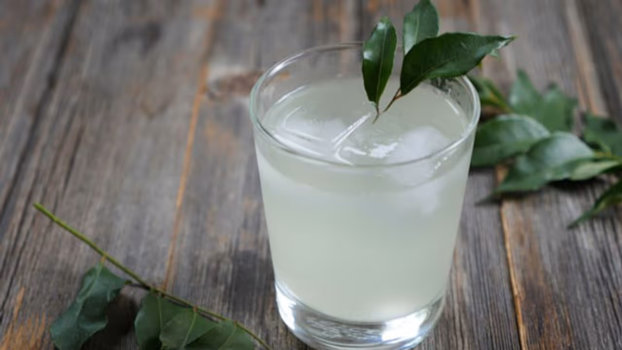 കറിവേപ്പിലയിട്ട വെള്ളം ഡയറ്റില്‍ ഉള്‍പ്പെടുത്തൂ; അറിയാം ഗുണങ്ങള്‍