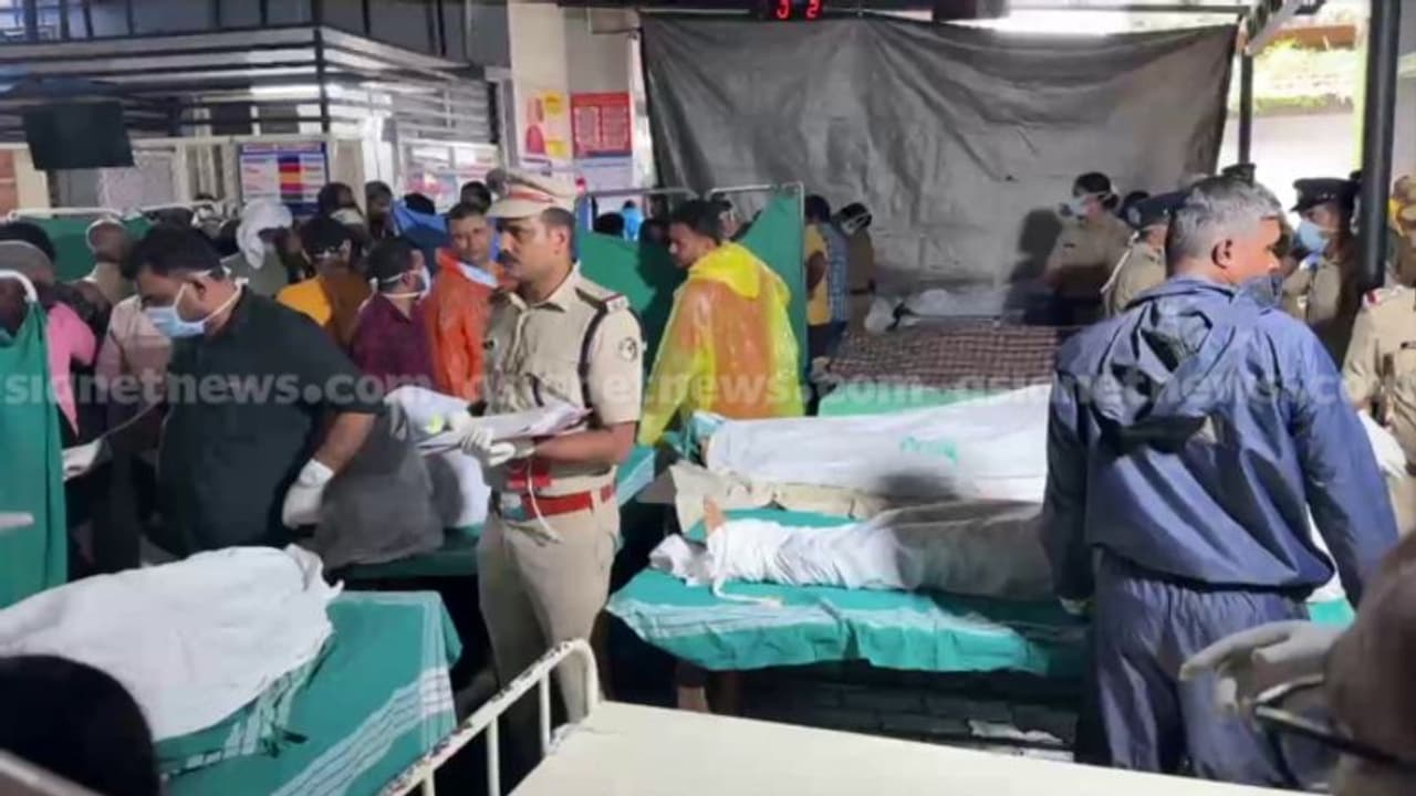 wayanad landslide ಮನ ಕಲುಕಿದ ಶವಗಳ ನಡುವೆ ತಮ್ಮವರಿಗಾಗಿ ಹುಡುಕಾಟ, ಸಿಕ್ಕಿದವರ ಕಣ್ಣಲ್ಲಿ ನೀರು 