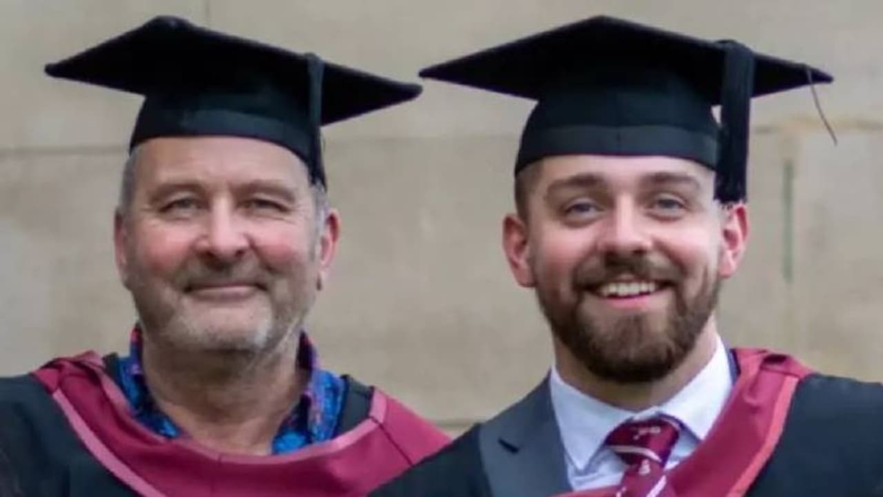 അന്ന് ഒരു തത്ത കാരണം മുടങ്ങി, 40 വർഷത്തിന് ശേഷം മകനൊപ്പം ബിരുദം നേടി 62 കാരൻ അന്ന് ഒരു തത്ത കാരണം മുടങ്ങി, 40 വർഷത്തിന് ശേഷം മകനൊപ്പം ബിരുദം നേടി 62 കാരൻ