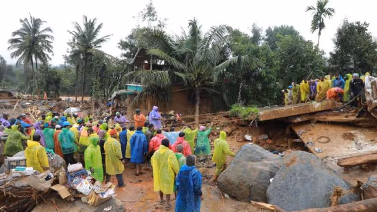 வயநாடு : இரவிலும் தொடரும் மீட்புப்பணி.. உயரும் பலி எண்ணிக்கை கண்ணீரோடு சொந்தங்களை தேடும் மக்கள்!