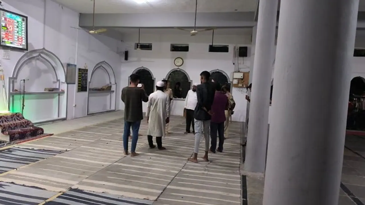 Karnataka: Tensions erupt in Raichur mosque as miscreants throw beer bottles, police respond with cordon Karnataka: Tensions erupt in Raichur mosque as miscreants throw beer bottles, police respond with cordon