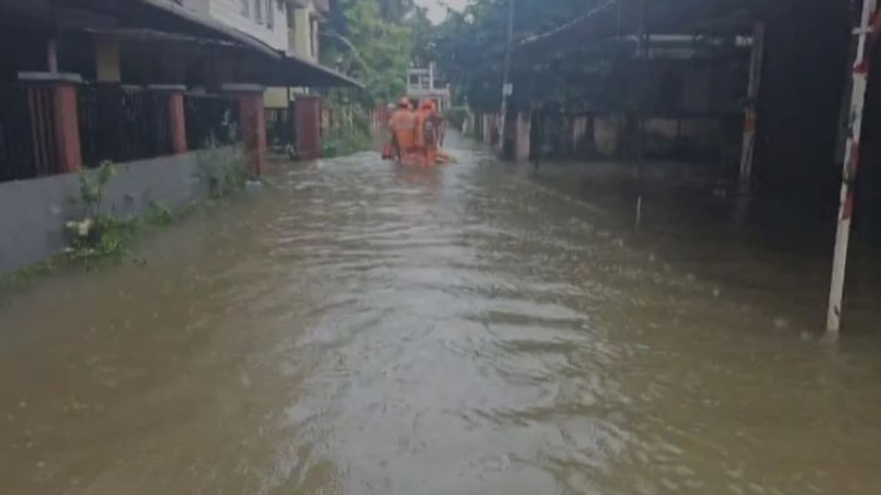 തൃശൂരിൽ 3980 പേർ ദുരിതാശ്വാസ ക്യാമ്പുകളിൽ; വിവിധ ഡാമുകൾ തുറന്നതിനാൽ നദികളിൽ ജലനിരപ്പുയരും, ജാഗ്രതാനിർദേശം