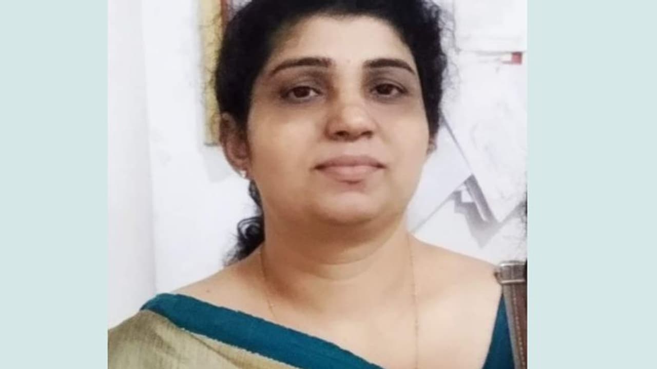 ഇളയ മകൾ മരിച്ചിട്ട് ഒരു വർഷം, വീട്ടിലൊരുക്കിയ ചിതയിൽ കത്തിക്കരിഞ്ഞ നിലയിൽ 52കാരിയുടെ മൃതദേഹം ഇളയ മകൾ മരിച്ചിട്ട് ഒരു വർഷം, വീട്ടിലൊരുക്കിയ ചിതയിൽ കത്തിക്കരിഞ്ഞ നിലയിൽ 52കാരിയുടെ മൃതദേഹം