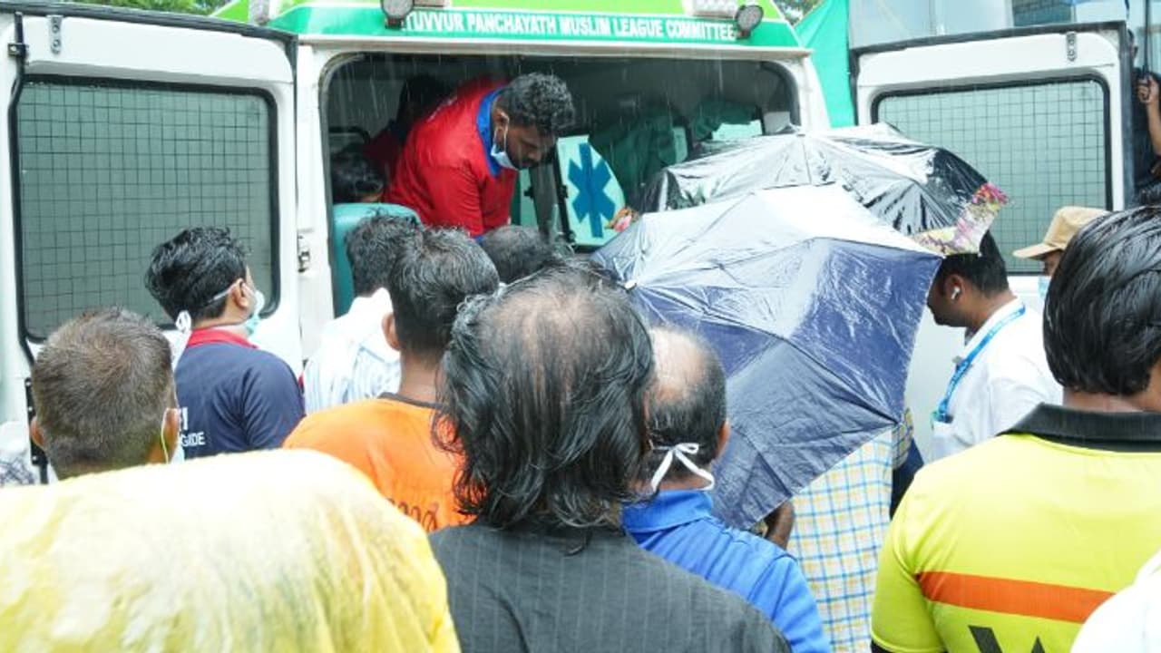 മലവെള്ളപ്പാച്ചിലിൽ പൊലിഞ്ഞ ജീവനുകൾ; ചാലിയാറിൽ നിന്ന് ഇതുവരെ ലഭിച്ചത് 52 മൃതദേഹങ്ങളും 75 ശരീര ഭാഗങ്ങളും മലവെള്ളപ്പാച്ചിലിൽ പൊലിഞ്ഞ ജീവനുകൾ; ചാലിയാറിൽ നിന്ന് ഇതുവരെ ലഭിച്ചത് 52 മൃതദേഹങ്ങളും 75 ശരീര ഭാഗങ്ങളും