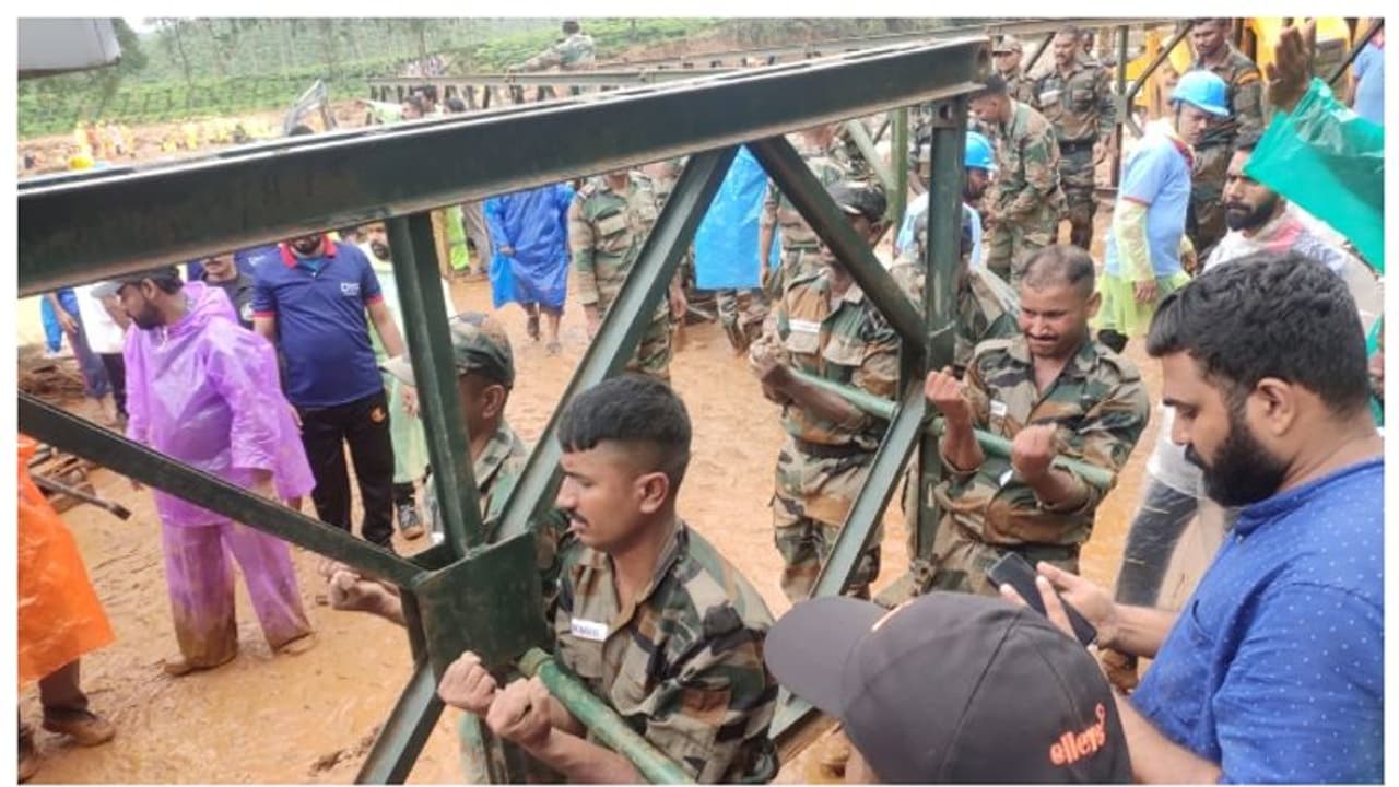 മുണ്ടക്കൈ ഉരുള്പൊട്ടല്: രക്ഷാദൗത്യത്തിന് 1769 സേനാംഗങ്ങള്, അയൽ സംസ്ഥാനങ്ങളിലുള്ളവരും സജീവം മുണ്ടക്കൈ ഉരുള്പൊട്ടല്: രക്ഷാദൗത്യത്തിന് 1769 സേനാംഗങ്ങള്, അയൽ സംസ്ഥാനങ്ങളിലുള്ളവരും സജീവം