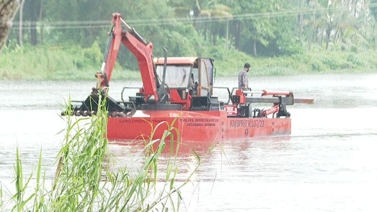 അര്ജുന് ദൗത്യം: ഷിരൂരിലേയ്ക്ക് തൃശൂരിലെ ഡ്രജ്ജര് കൊണ്ടുപോകില്ല,ഗംഗാവലി പുഴയിൽ ഇറക്കാനാകില്ലെന്ന് വിദഗ്ധസംഘം അര്ജുന് ദൗത്യം: ഷിരൂരിലേയ്ക്ക് തൃശൂരിലെ ഡ്രജ്ജര് കൊണ്ടുപോകില്ല,ഗംഗാവലി പുഴയിൽ ഇറക്കാനാകില്ലെന്ന് വിദഗ്ധസംഘം