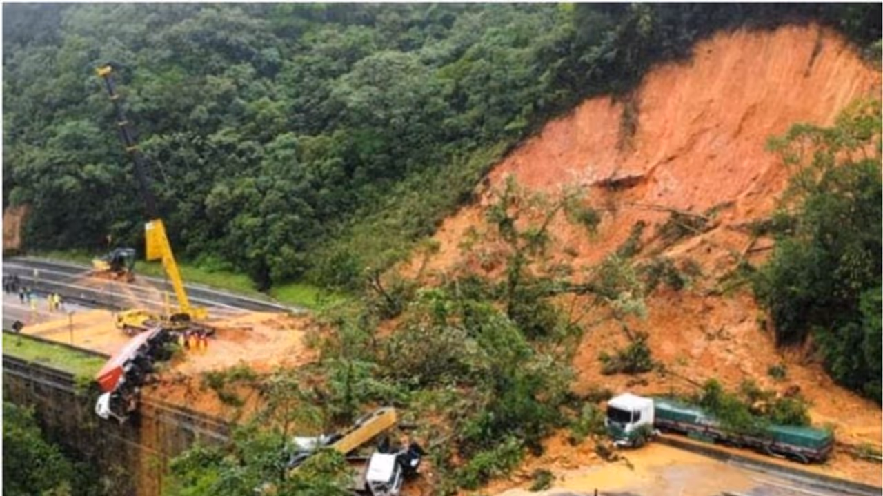 'മണ്ണിന് ബലക്കുറവുണ്ട്, മഴക്കാലം കഴിയുന്നതുവരെ ഏത് നിമിഷവും ഉരുൾപൊട്ടാം'; വടക്കാഞ്ചേരി അകമലയിൽ മുന്നറിയിപ്പ് 'മണ്ണിന് ബലക്കുറവുണ്ട്, മഴക്കാലം കഴിയുന്നതുവരെ ഏത് നിമിഷവും ഉരുൾപൊട്ടാം'; വടക്കാഞ്ചേരി അകമലയിൽ മുന്നറിയിപ്പ്